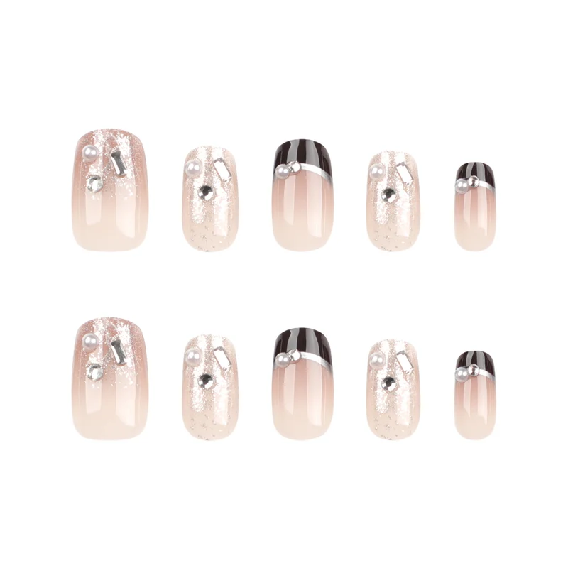Kunstvolle Nageldesigns mit Glitzer- und Strassakzenten Karnz