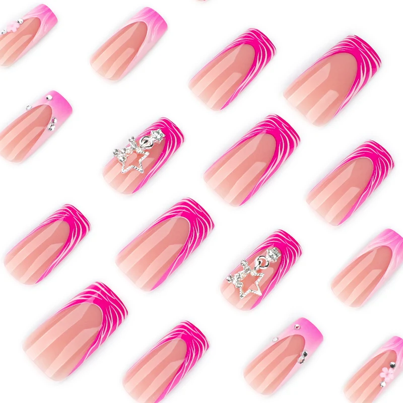 Kunstvolle Nageldesigns mit Glitzer- und Blumenakzenten Karnz