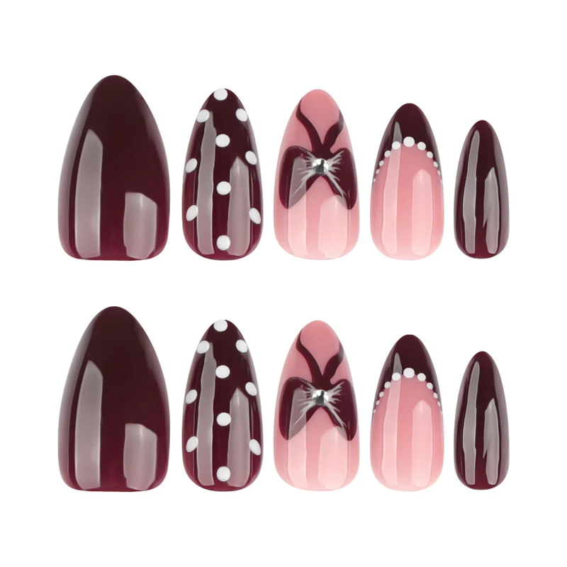 Kunstvolle Nageldesigns mit floralen und geometrischen Akzenten Karnz