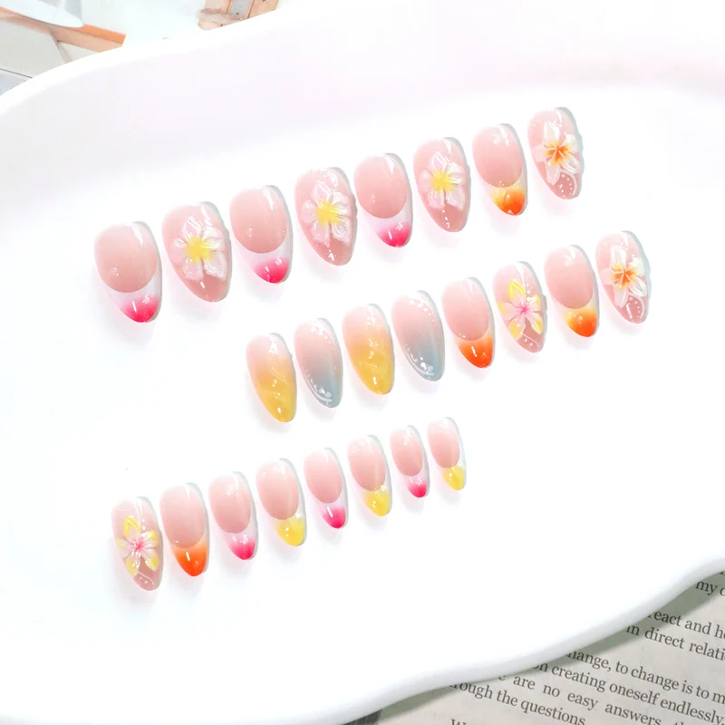 Kunstvolle Nageldesigns mit floralen Akzenten und sanften Farbverläufen Karnz