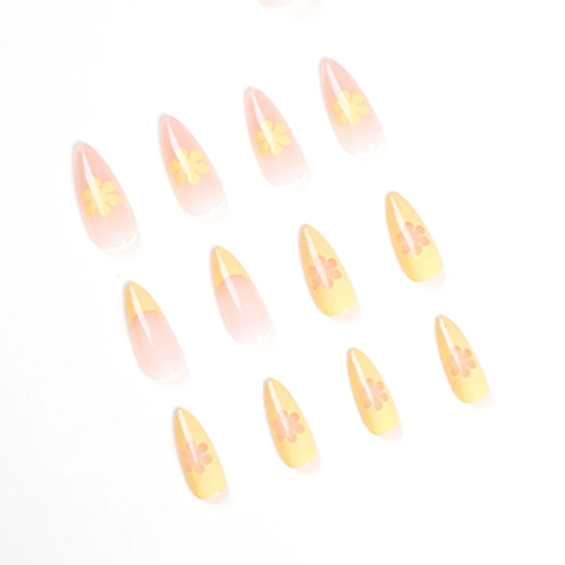 Kunstvolle Nageldesigns mit floralen Akzenten und Farbverlauf Karnz