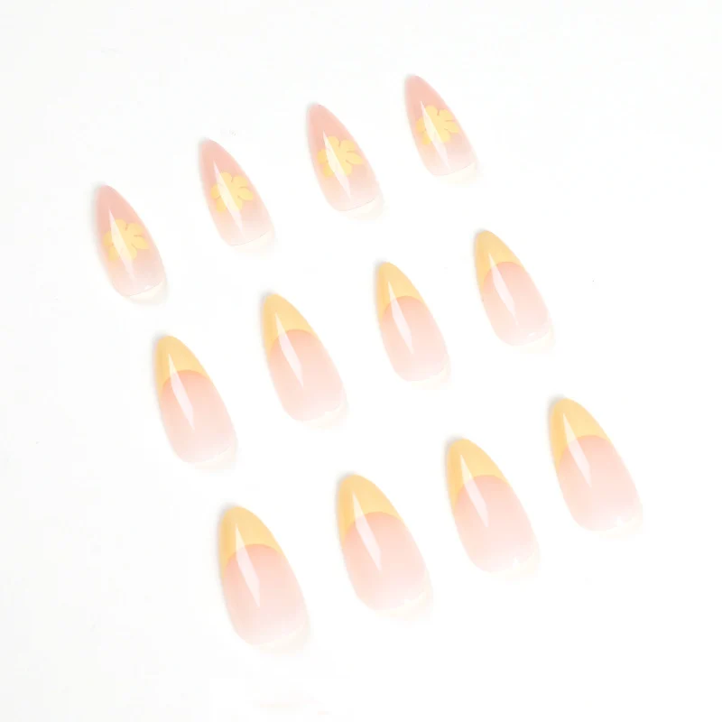 Kunstvolle Nageldesigns mit floralen Akzenten und Farbverlauf Karnz