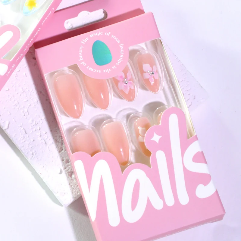 Kunstvolle Nageldesigns mit filigranen Blütenakzenten Karnz