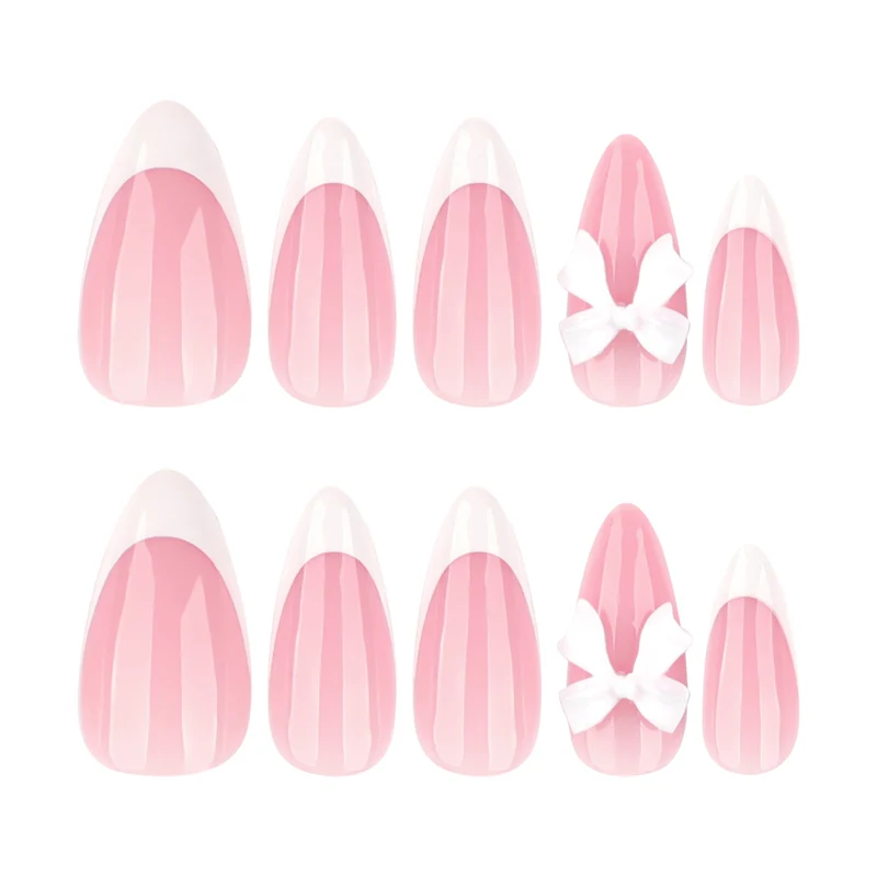 Kunstvolle Nageldesigns mit eleganten Spitzen und zarten Bogenmotiven Karnz