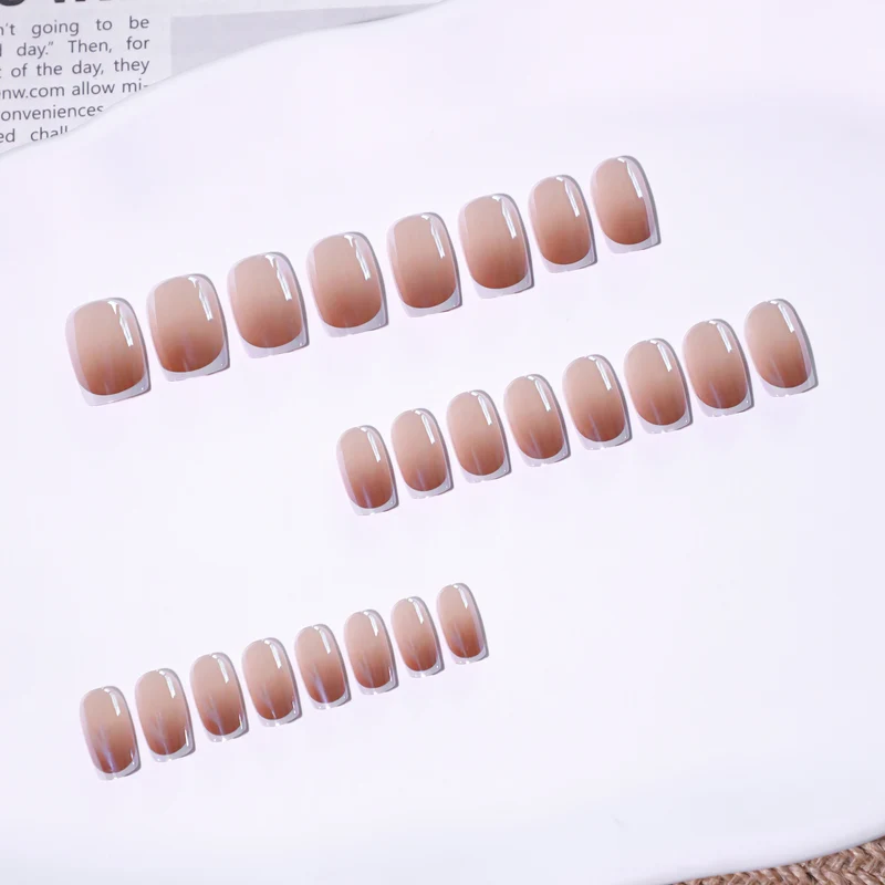Kunstvolle Maniküre mit elegantem French-Tip Karnz