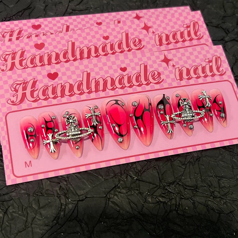 Kunstvolle Kunstnägel mit einzigartigen Designs und Glitzerakzenten Karnz