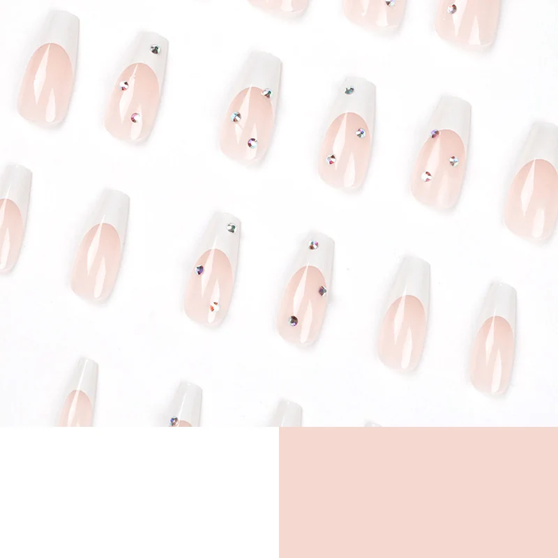 Kunstvolle Kunstnägel im eleganten French-Tip Design mit Glitzerakzenten Karnz