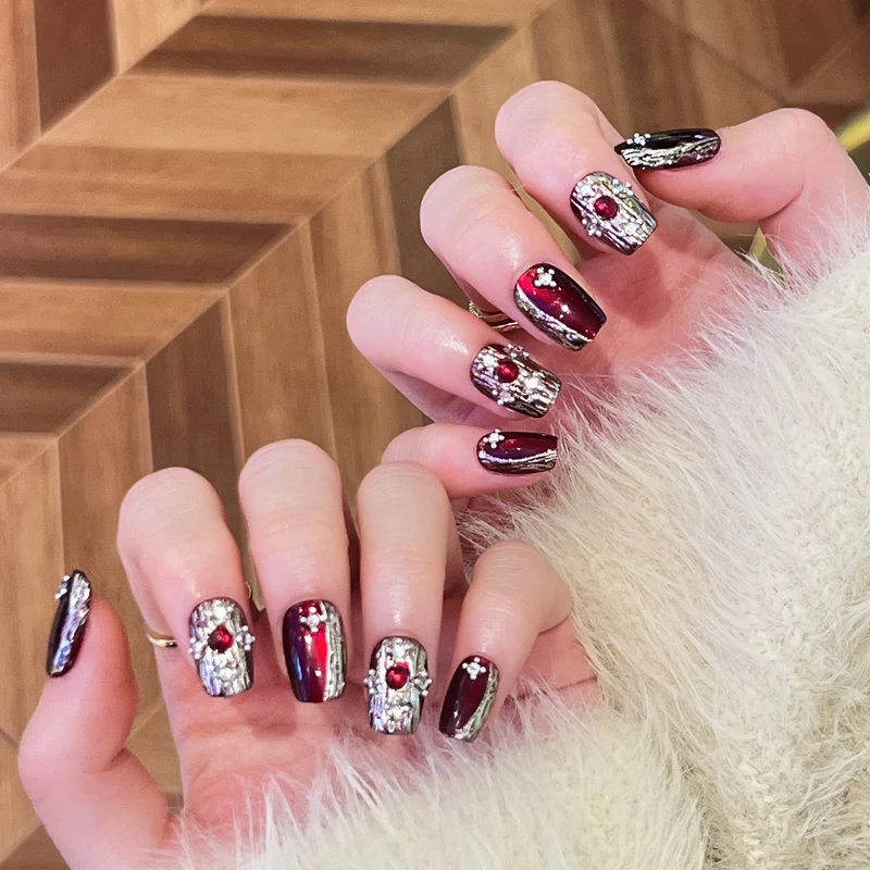 Kunstvolle Kunstnägel im eleganten Design mit Glitzerakzenten Karnz