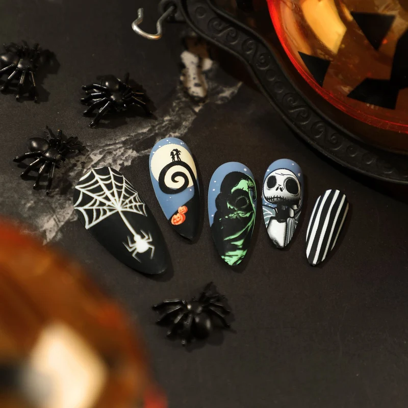 Kunstvolle Halloween Nagelverlängerungen im Gothic-Design Karnz