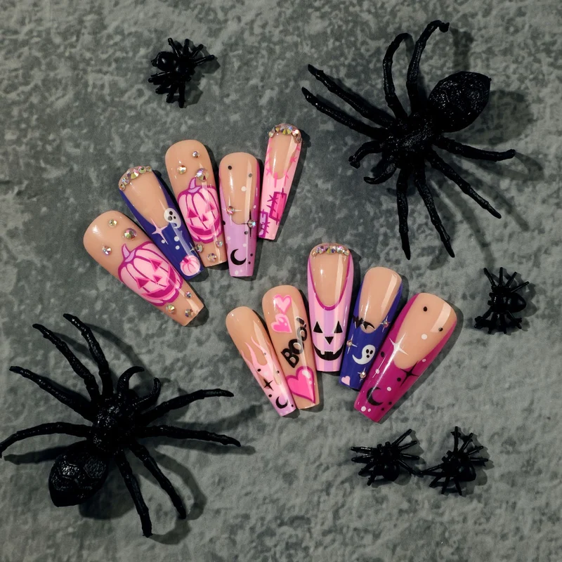 Kunstvolle Halloween-Nagelkunst mit trendigen Motiven und Glitzer Karnz