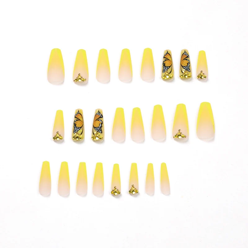 Kunstvolle Gel-Nägel mit Schmetterlings-Design und Glitzer Karnz