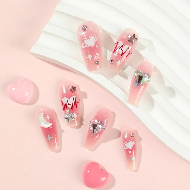 Kunstvolle Gel-Nägel mit Glamourösen Verzierungen Karnz