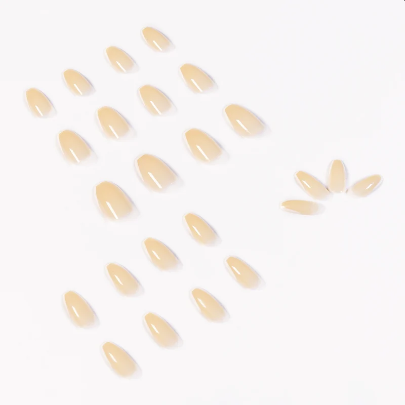 Kunstvolle Gel-Nägel mit elegantem French-Tip Karnz