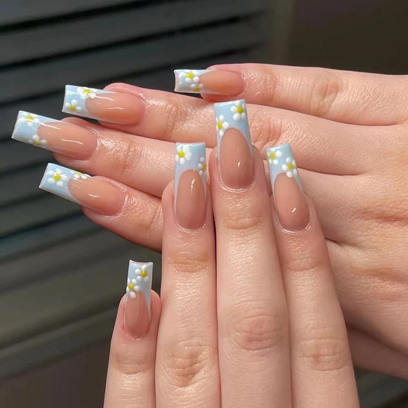 Kunstvolle Gel-Nägel mit elegantem Floral-Design und Glitzerakzenten Karnz