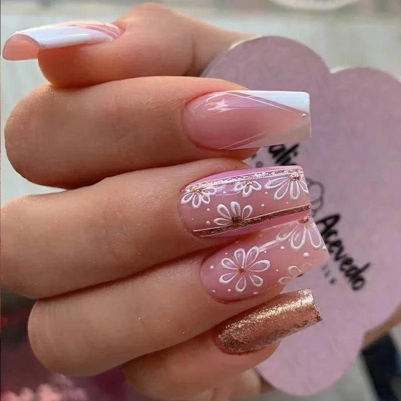 Kunstvolle Gel-Nägel mit elegantem Floral-Design und Glitzerakzenten Karnz