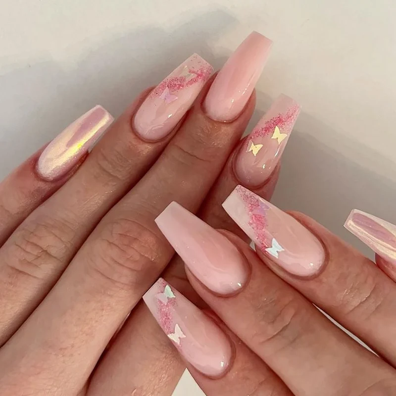 Kunstvolle Gel-Nägel mit elegantem Floral-Design und Glitzerakzenten Karnz