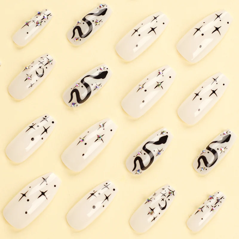 Kunstvolle Gel-Nägel mit elegantem 3D-Motiv und Glitzerakzenten Karnz