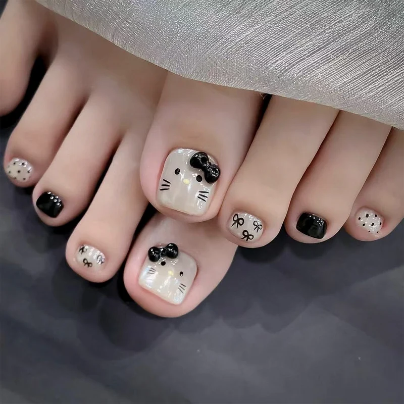 Kunstvolle Fußnagelverzierung mit elegantem Goldakzent Karnz