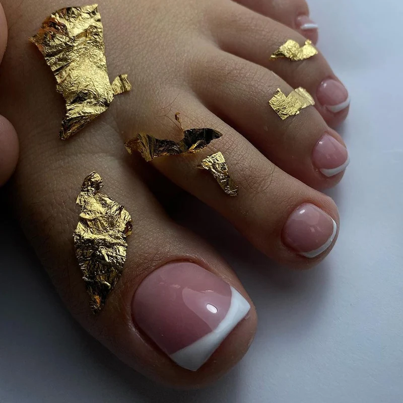 Kunstvolle Fußnagelverzierung mit elegantem Goldakzent Karnz
