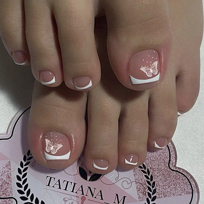 Kunstvolle Fußnagelverzierung mit elegantem Goldakzent Karnz