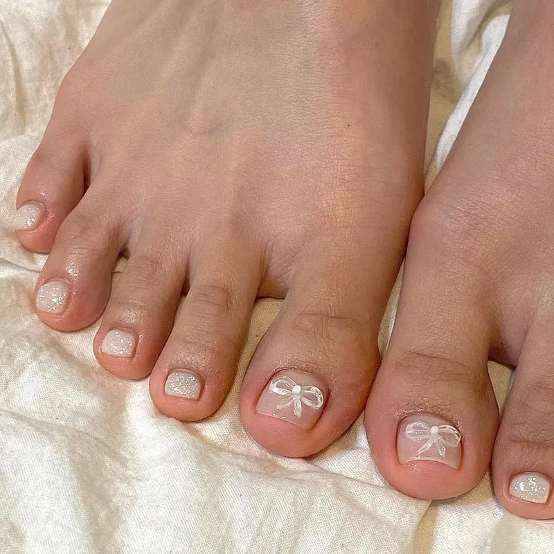 Kunstvolle Fußnagelverzierung mit elegantem Goldakzent Karnz