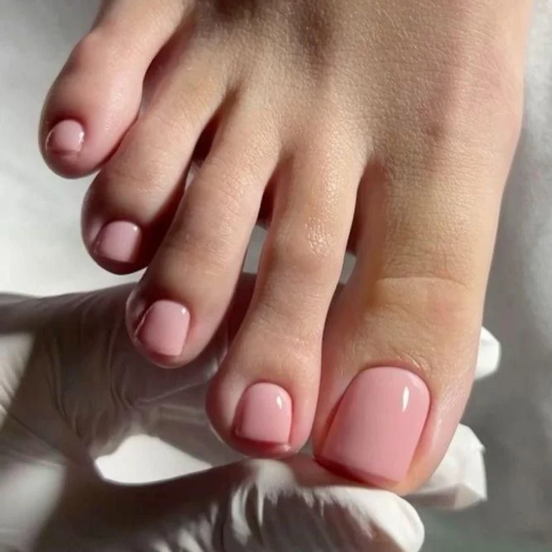 Kunstvolle Fußnagelverzierung mit elegantem Goldakzent Karnz