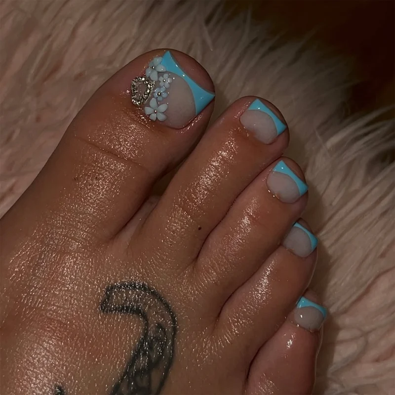 Kunstvolle Fußnagelverzierung mit elegantem Goldakzent Karnz