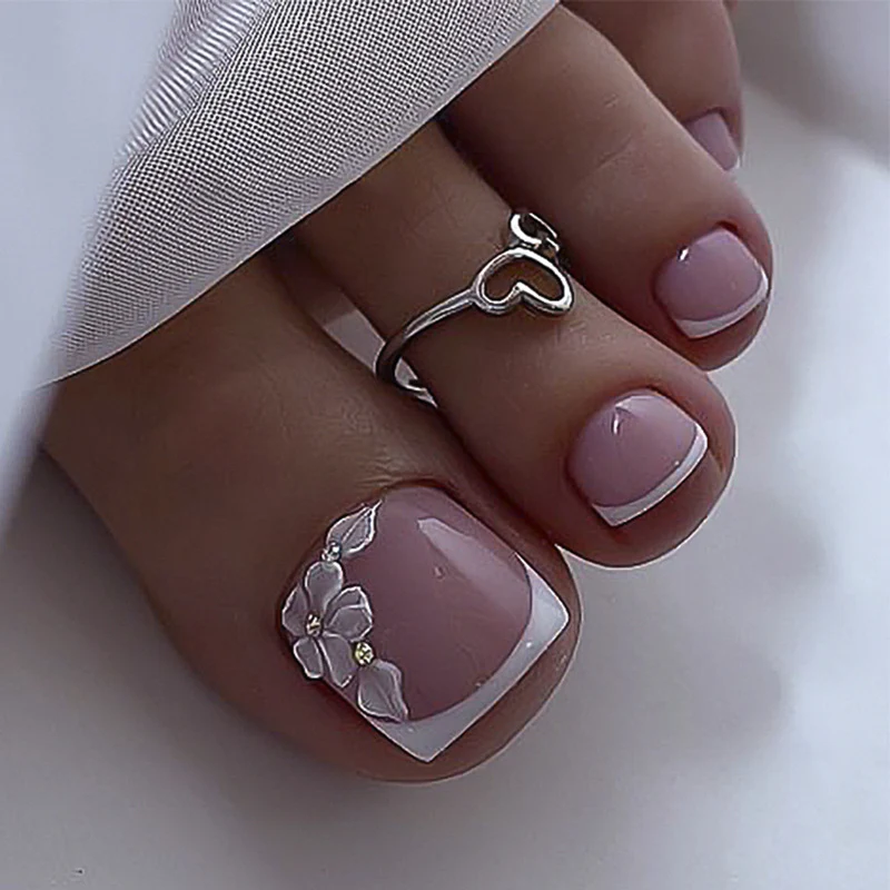 Kunstvolle Fußnagelverzierung mit elegantem Goldakzent Karnz