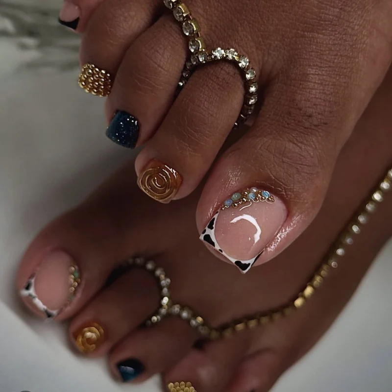 Kunstvolle Fußnagelverzierung mit elegantem Goldakzent Karnz