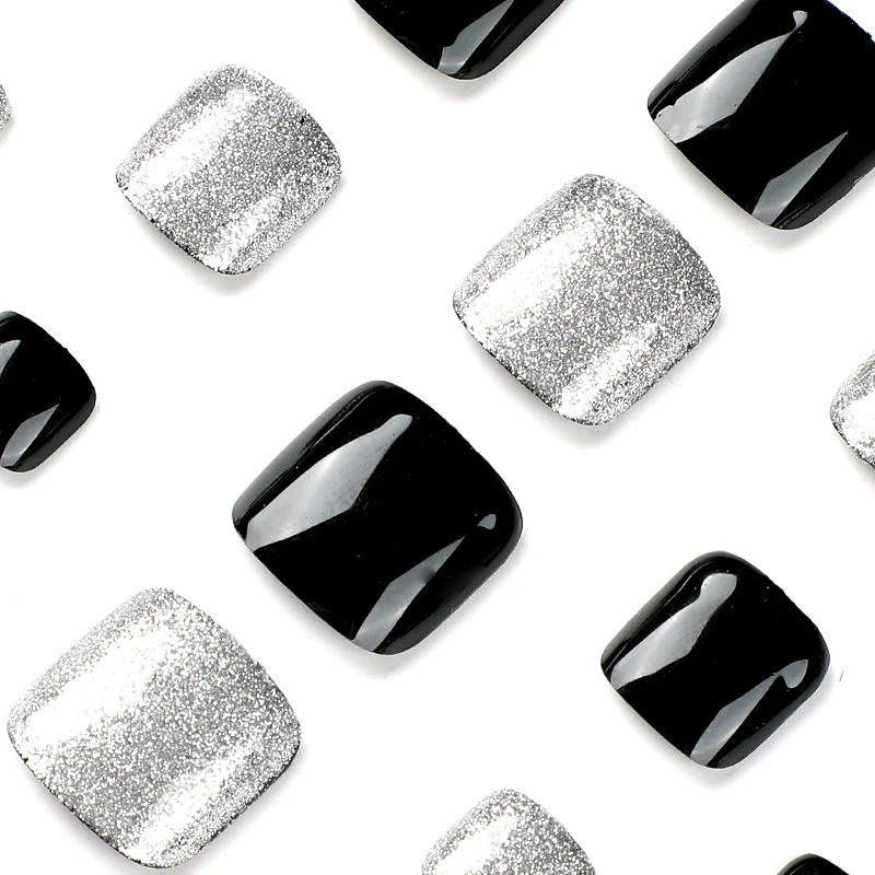 Kunstvolle Fußnagelkunst mit Glitzer- und Schwarzdesign Karnz
