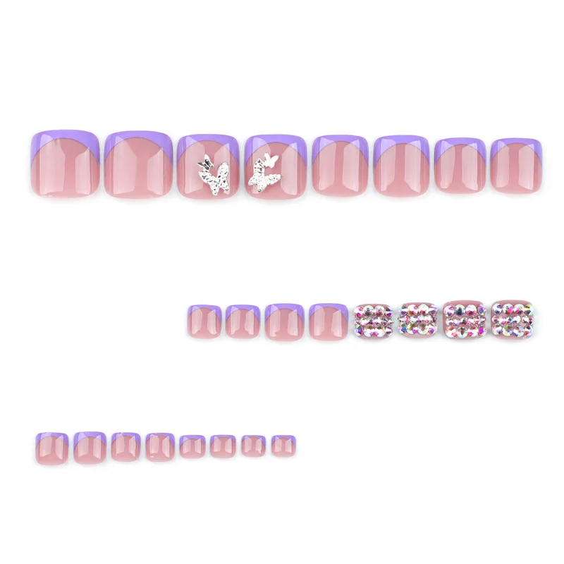 Kunstvolle Fußnagelkunst mit eleganten Glitzerverzierungen Karnz