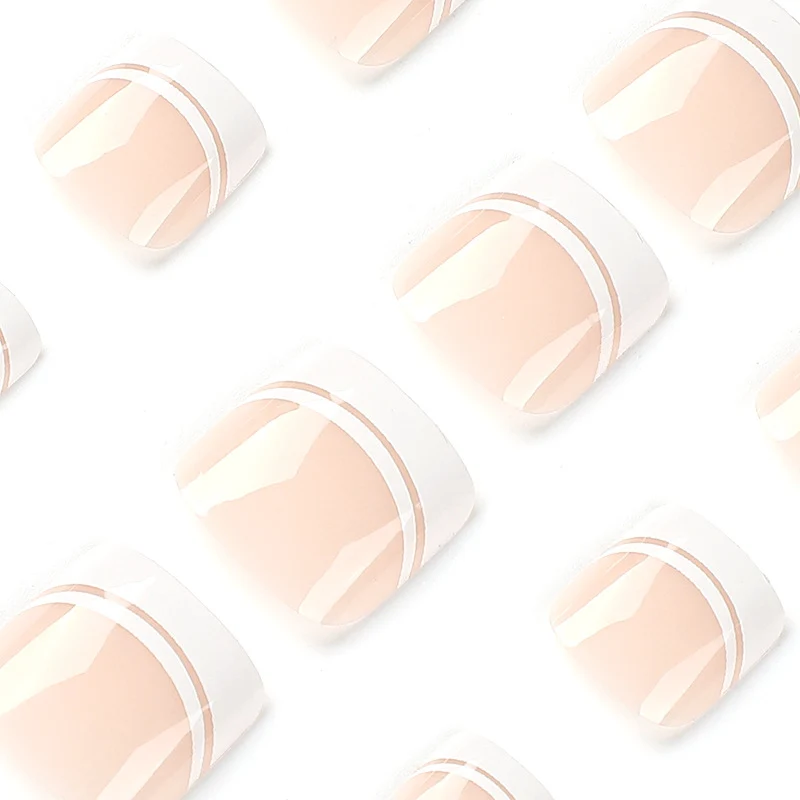 Kunstvolle Fußnagelkunst mit elegantem French-Tip Design Karnz