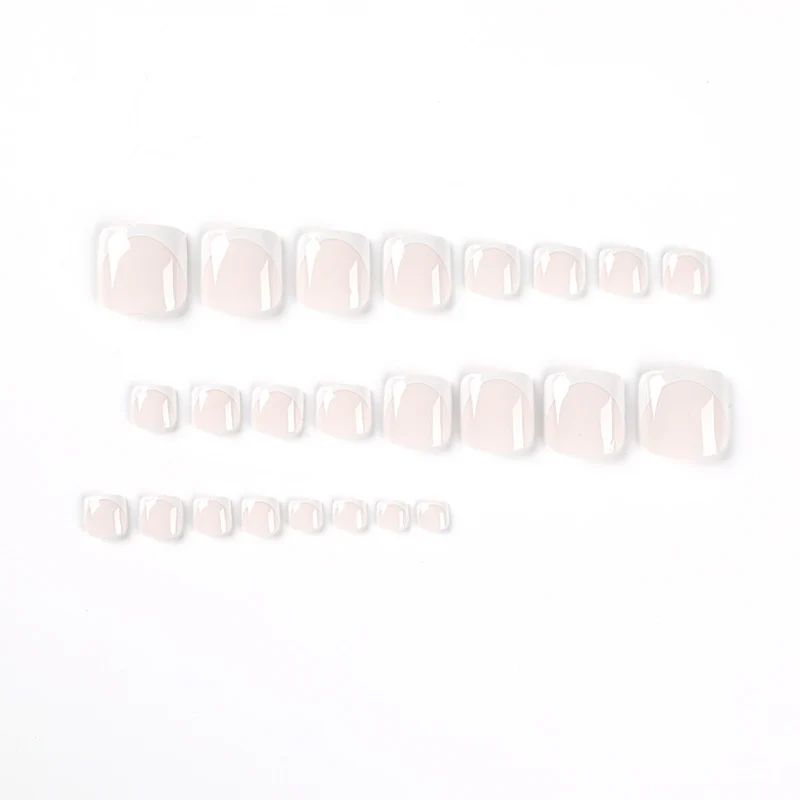 Kunstvolle Fußnagelkunst mit elegantem French-Tip Karnz
