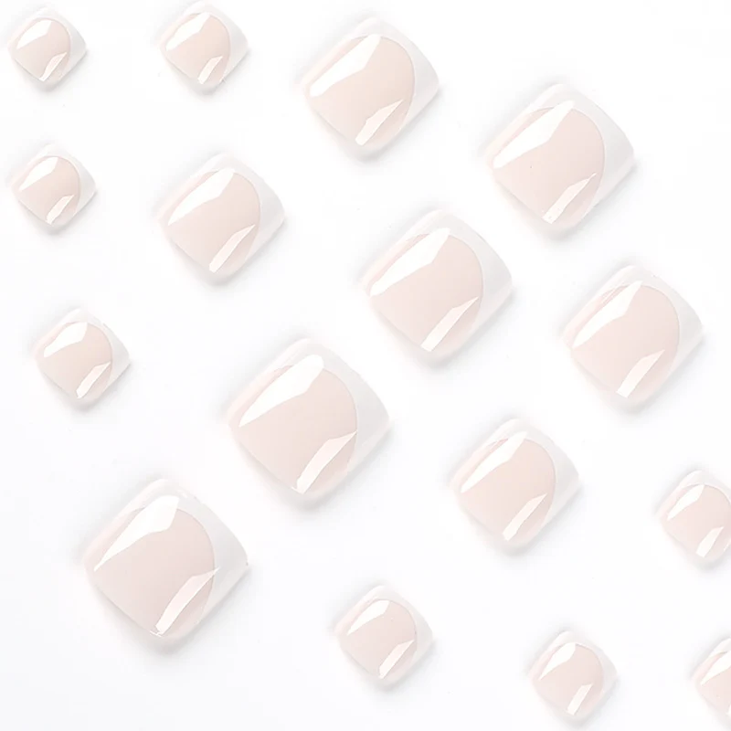Kunstvolle Fußnagelkunst mit elegantem French-Tip Karnz