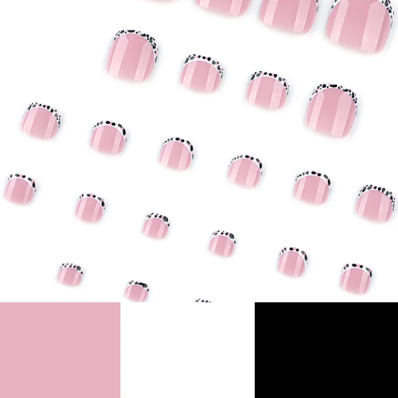 Kunstvolle Fußnagelgestaltung mit eleganten Spitzen Karnz