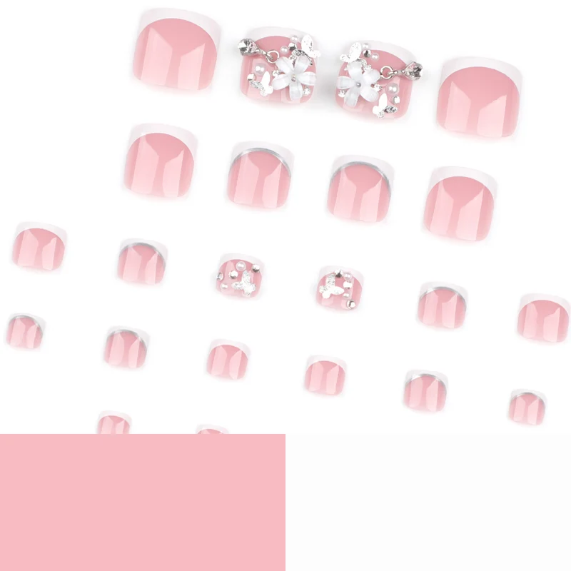 Kunstvolle Fußnagelgestaltung mit eleganten Blüten- und Glitzerakzenten Karnz