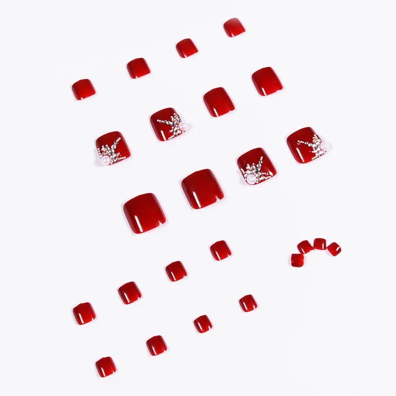 Kunstvolle Fußnagelgestaltung mit elegantem Strass-Design Karnz