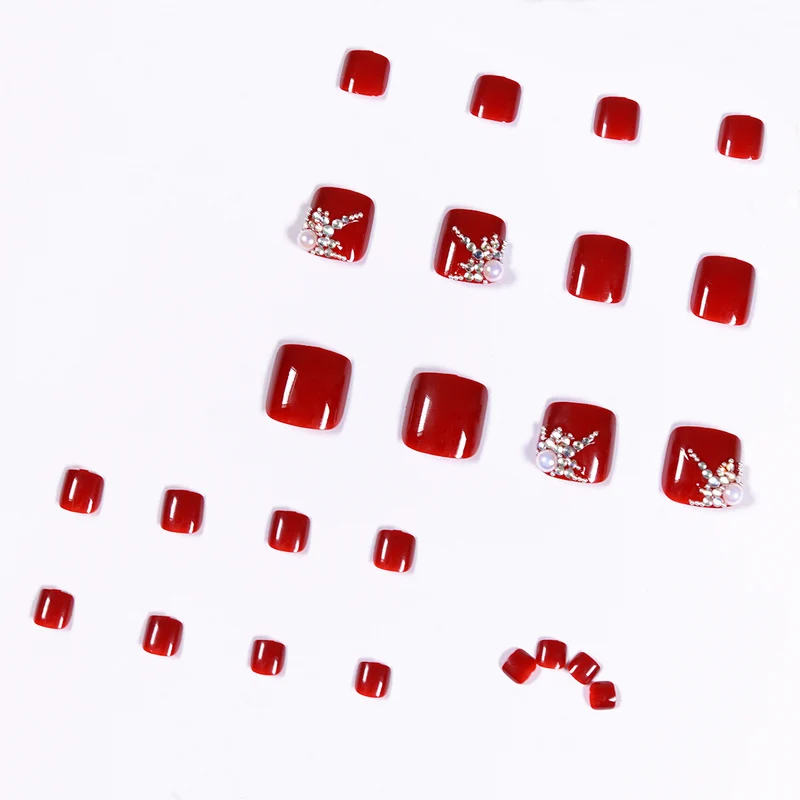 Kunstvolle Fußnagelgestaltung mit elegantem Strass-Design Karnz