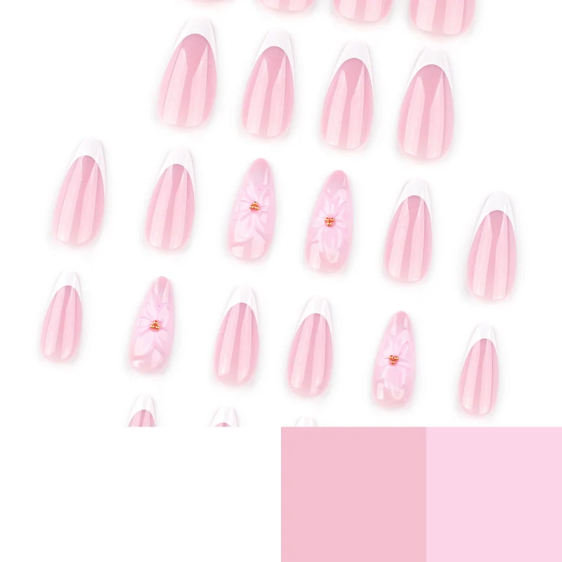 Kunstvolle French-Tip Nagelverlängerungen mit Blumenakzenten Karnz