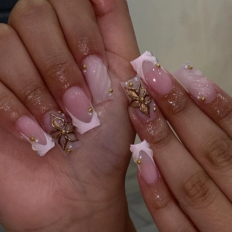 Kunstvolle Acryl-Nägel mit Blumendesign und Glitzervariationen Karnz
