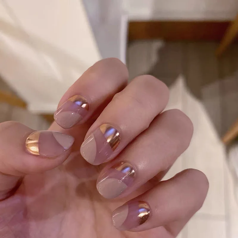Kunstnägel mit edlem Design und Metallic-Finish Karnz