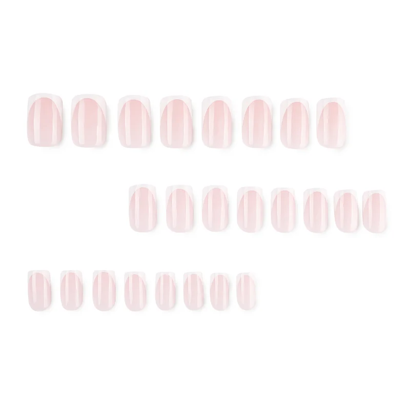 Künstliche Nagelverlängerungen mit modernem French-Tip Karnz