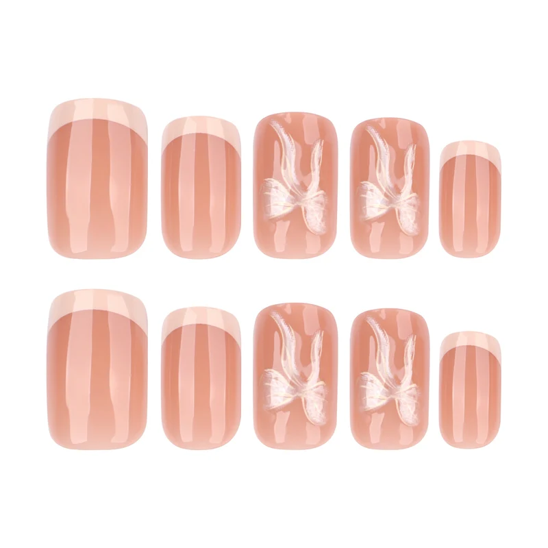 Künstliche Nagelkunst mit zartem floralen Design Karnz