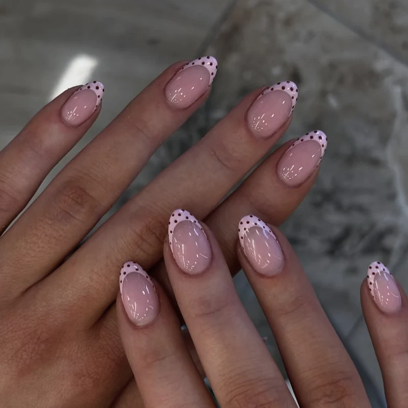 Künstliche Nagelkunst mit verspielten Punkten und Schleifen Karnz