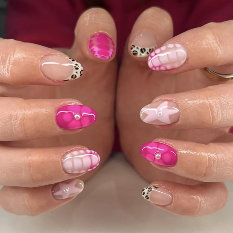 Künstliche Nagelkunst mit verspielten Punkten und Schleifen Karnz