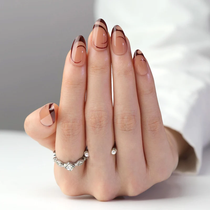 Künstliche Nagelkunst mit verspielten Punkten und Schleifen Karnz