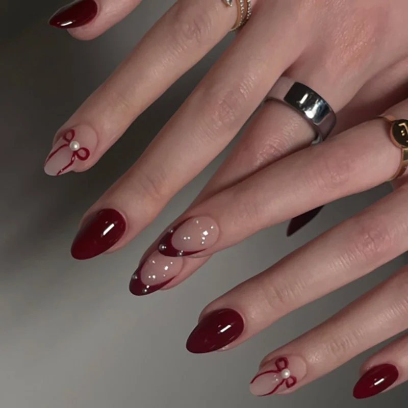 Künstliche Nagelkunst mit verspielten Punkten und Schleifen Karnz