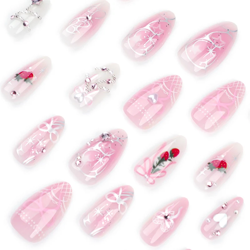 Künstliche Nagelkunst mit romantischem Design und Glitzerakzenten Karnz