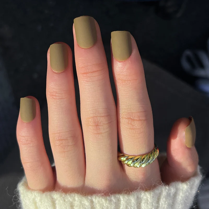 Künstliche Nagelkunst mit mattem Finish Karnz