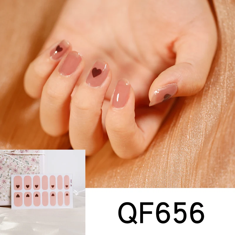 Künstliche Nagelkunst mit herzförmigen Designs und sanften Farbverläufen Karnz